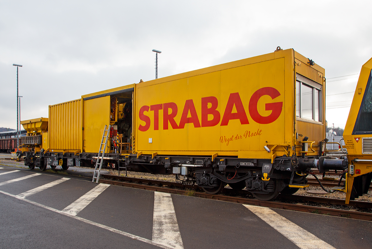 
Der Beiwagen „Vogel der Nacht“ ein Drehgestellflachwagen der Gattung Res 37 80 3999 115-3 D-BRS (ex 33 52 3997 339-9) der BMTI Rail Service GmbH (Servicebetrieb der STRABAG SE) steht am 01.12.2017, mit dem Strabag „Hannibal“ ein LINSINGER Schienenfräszug SF 03 W-FFS (Schweres Nebenfahrzeug Nr. 99 80 9427 003-5 D-BRS), beim ICE-Bahnhof Montabaur.

TECHNISCHE DATEN:
Hersteller: Transwagon, Burgas 1985/P45528
Baujahr/Fabriknummer: 1985/P45528
Spurweite: 1.435 mm (Normalspur)
Gattung/Bauart: Res
Anzahl der Achsen: 4 in 2 Drehgestellen
Länge über Puffer: 19.900 mm
Drehzapfenabstand: 14.860 mm
Achsabstand in den Drehgestellen: 1.800 mm
Eigengewicht: 26.500 kg
Ladelänge: 17.920 mm
Maximale Ladegewicht: 55,5 t
Höchstgeschwindigkeit: 100 km/h (beladen) / 120 km/h (leer)
Kleinster befahrbarer Gleisbogenhalbmesser: 75 m