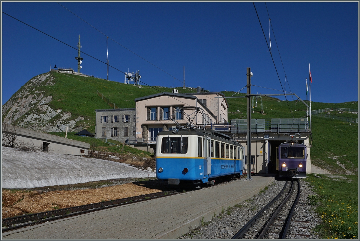 Der Bhe 2/4 207 auf der Gipfelstation Rochers de Naye (Schwellenhöhe 1970 müM).
   