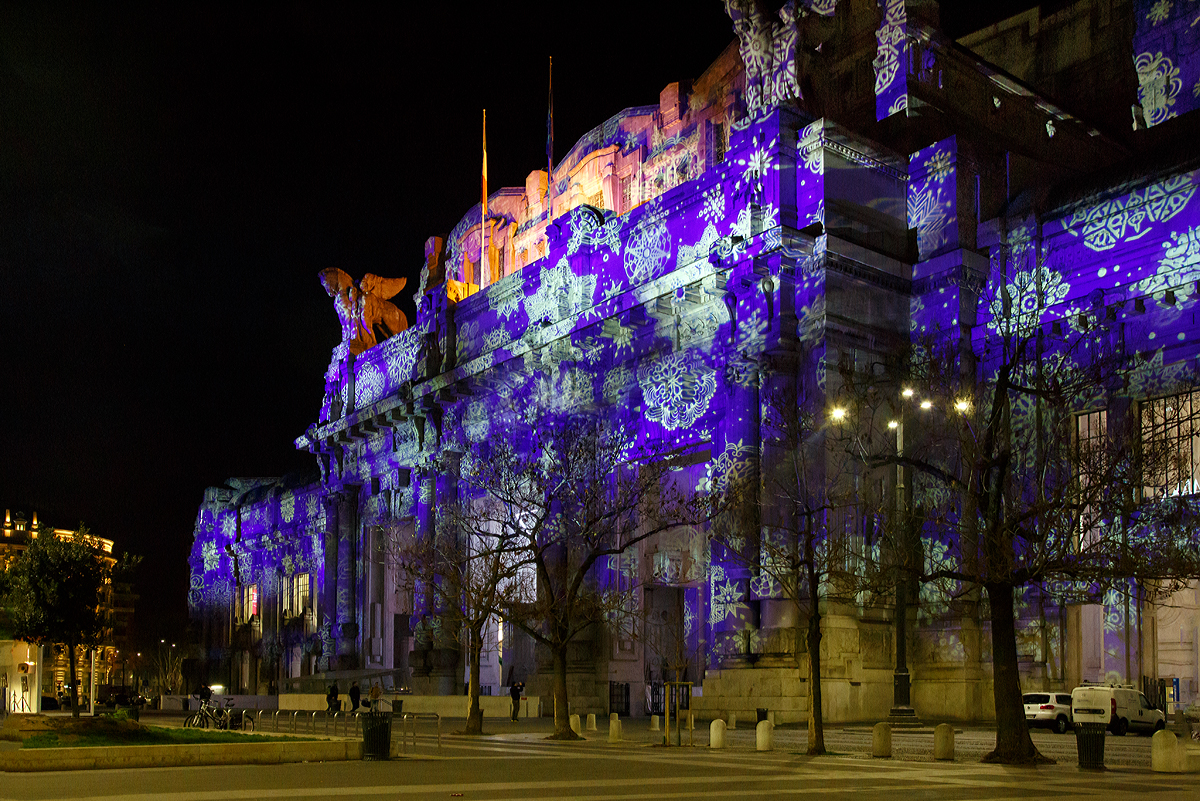 Der Blick auf die Front von dem Empfangsgebäude vom Milano Centrale (Mailand Zentral) am 30.12.2015, mit weihnachtlicher Lichtanstrahlung. 

Für uns hieß es nun Abschied nehmen.