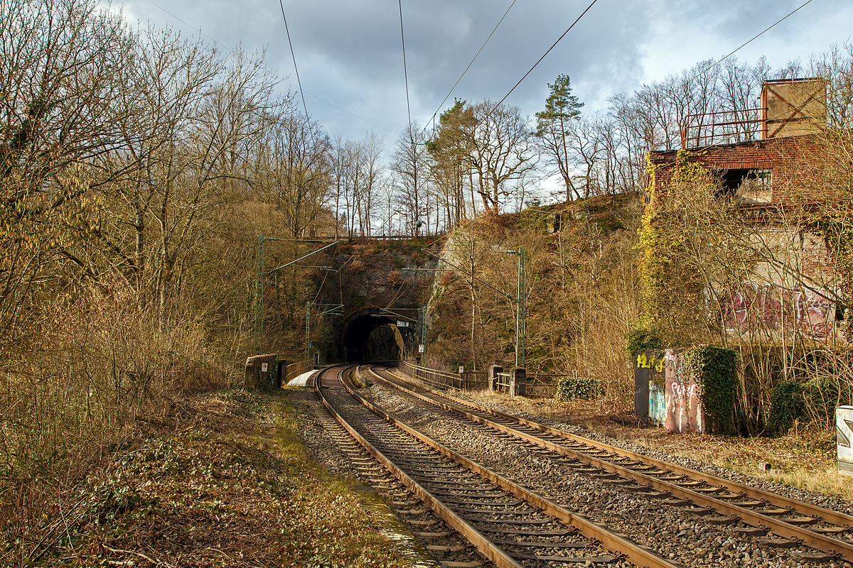 Der Blick (in Fahrtrichtung Köln) auf dem 32 m kurzen Mühlburg-Tunnel der Siegstrecke bei km 79,4 in Scheuerfeld (Sieg) am 05.02.2022, gleich drauf folgt eine der vielen Brücken über die Sieg und etwas weiter dann der Bahnhof Scheuerfeld (Sieg).