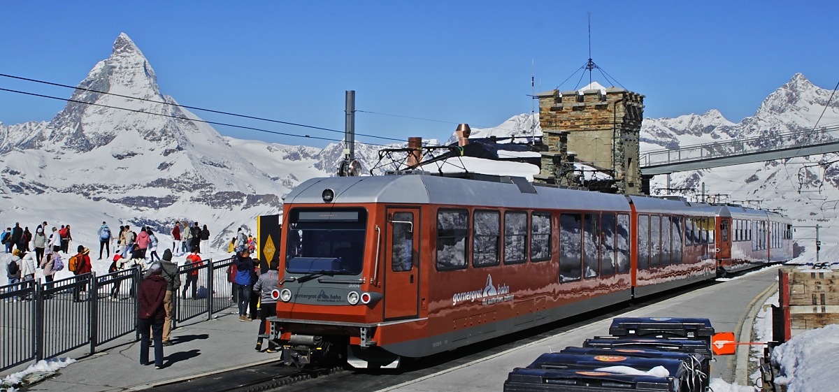 Der Blick (und die Objektive der Smartphones) der Reisenden, die am 10.05.2024 mit dem Bhe 4/& 3084 und einem weiteren Bhe 4/6 in der Bergstation der Gornergratbahn angekommen sind, richtet sich sofort auf das 4478 m hohe Matterhorn, dabei ist der Dent Blanche mit seinen 4357 m ebenfalls ein attraktives Fotomotiv