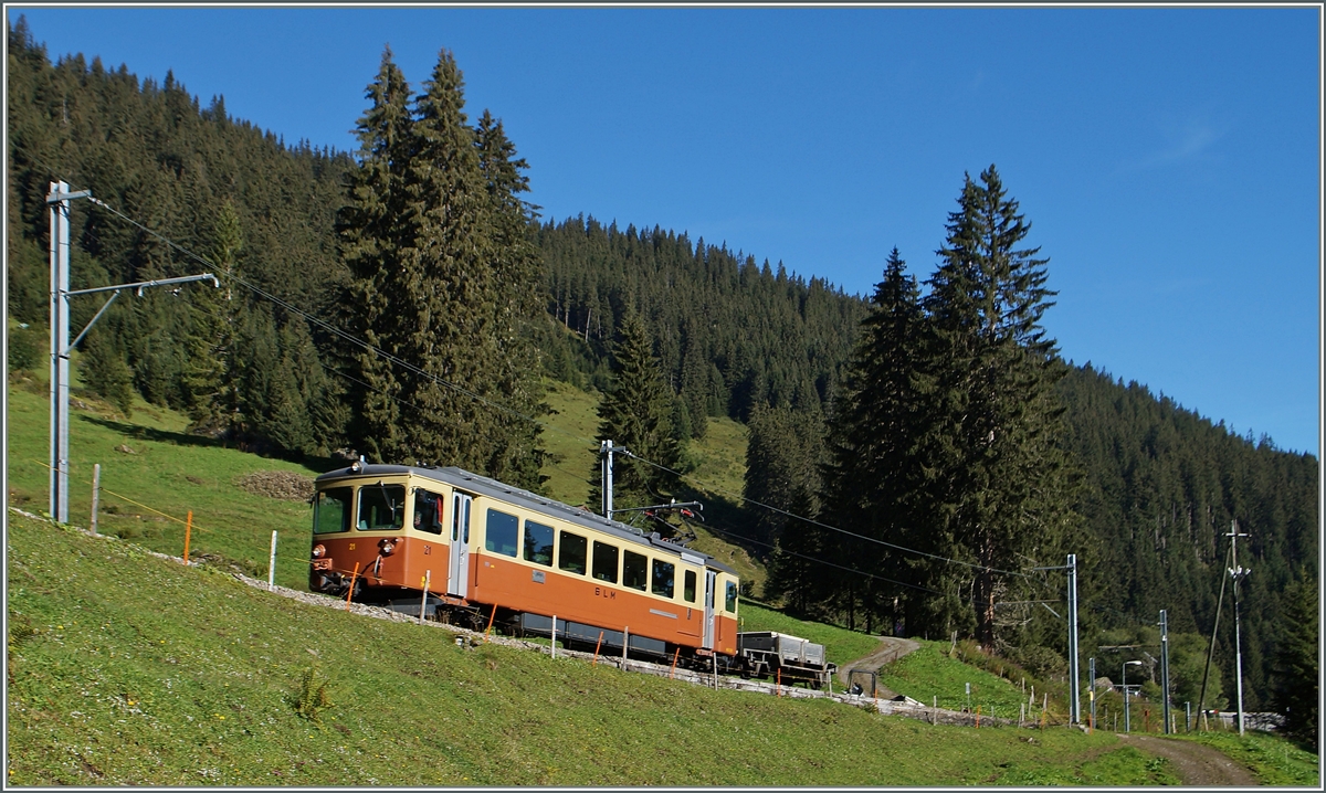 Der BLM Be 4/4 21 kurz nach der Abfahrt in Gütschalp auf dem Weg nach Mürren.
28. August 2014