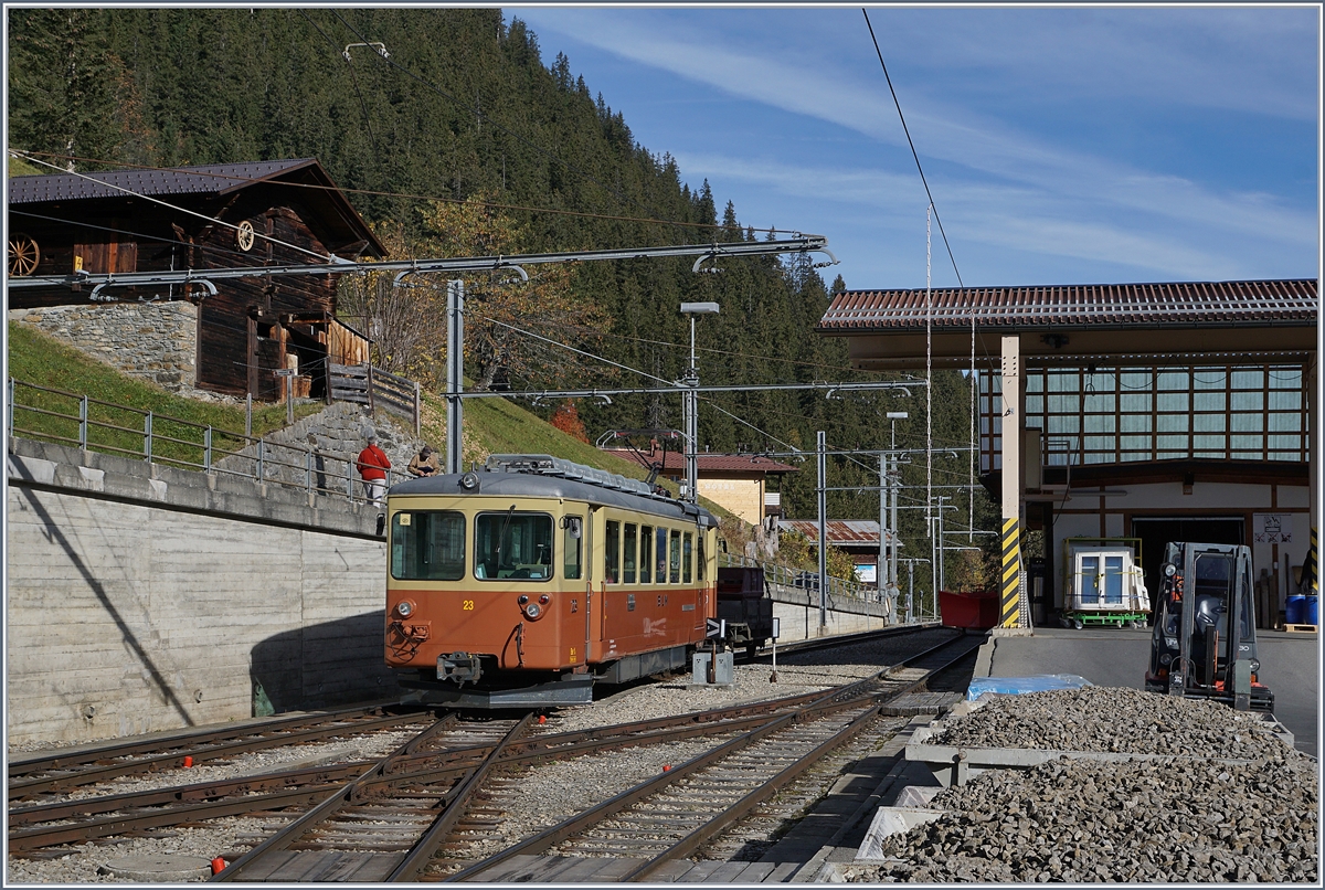 Der BLM Be 4/4 23 verlässt Mürren in Richtung Grütschalp.
In der Regel verkehrt die BLM in der Saison ausser Mittags im viertel-Stunden Takt, dazu werden drei Umläufe benötigt, die Züge kreuzen sich in Winteregg und Mürren. 
Somit bleibt in Mürren zum Beladen der Vorstellwagen jeweils eine gute Viertelstunde. 
(Während zum Umlad Bahn/Seilbahn in Grütschalp einige Minuten reichen müssen.)
16. Okt. 2018