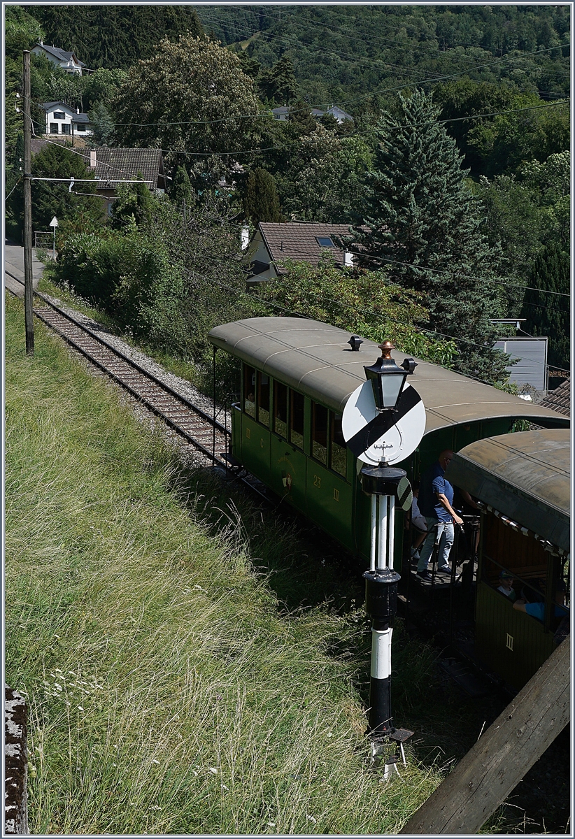 Der Blonay-Chamby Dampfzug ist am Einfahrsignal von Blonay fast schon vorbei gefahren und die Hippsche Wendescheibe steht nun wieder in der Grundstellung  Halt  von Chamby her, die hier zu sehende weisse Scheibe ist für in Richtung Chamby fahrenden Züge ohne Bedeutung. 

26. Juli 2020