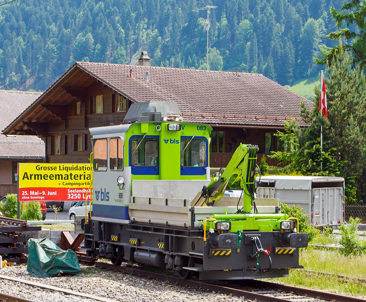 
Der BLS Baudiensttraktor Tm 235 083-3 (CH-BLS 98855 235 083-3) ein RACO Tm DT4H (Tm 2/2) abgestellt am 28.05.2012 bei Drstetten, aufgenommen aus fahrendem Zug. 

Der Baudiensttraktor wurde 1980 unter Fabriknummer 1846 bei RACO (Robert Aebi) gebaut.

Technische Daten:
Spurweite: 1.435 mm
Achsfolge: B
Lnge ber Puffer: 9.960 mm
Eigengewicht: 19 t
Hchstgeschwindigkeit: 75 km/h
Leistung: 175 kW (238 PS)
Motor: Deutz Dieselmotor 
Getriebe: Hydrostatisches Twin Disc Getriebe