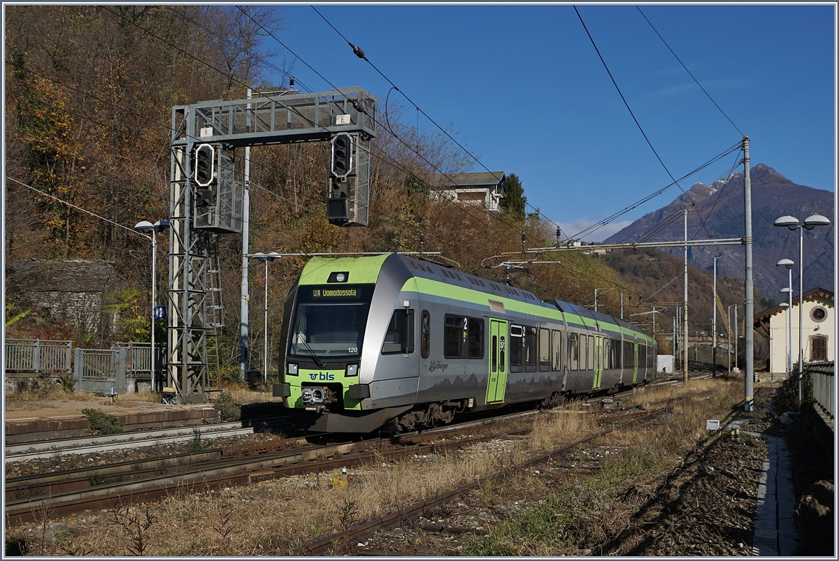 Der BLS RABe 535 120 erreicht Preglia, leider reicht die knappe Fahrzeit Brig - Domodossola Brig nicht, um auch in Preglia einen Halt einzulegen. 
21.11.2017