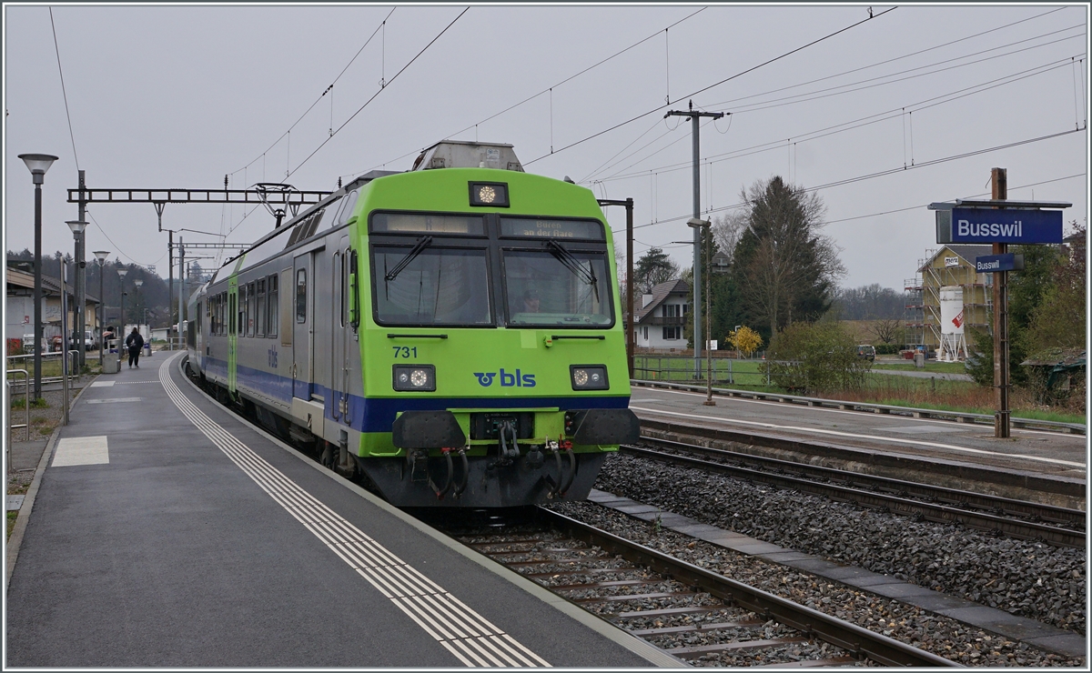 Der BLS RABe 565 731 nach Büren erreicht Busswil. 

18. April 2021