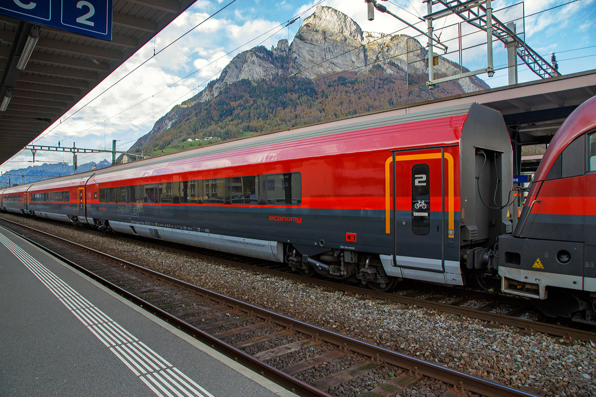 
Der Bmpvz 2.Klasse ÖBB-Railjet-Wagen mit Fahrradabteil (economy / 2. Klasse) A-ÖBB 73 81 84-90 106-9 Bmpvz am 04.11.2019 im Bahnhof Sargans (CH), eingereiht in den RJX 160 (Railjet Xpress)  Bratislava – Wien Hbf – Zürich HB.

Der Wagenkasten ist eine Schweißkonstruktion aus Profilen und Blechen (Differentialbauweise). Die Einzelteile sind mehrheitlich aus Baustahl und ferritischem rostfreien Stahl hergestellt.

Der Untergestell-Rahmen ist eine Schweißkonstruktion, bestehend aus gewalzten Stahlprofilen, Abkantprofilen und Stahlblechteilen. Der Untergestell-Rahmen bildet mit den Seitenwänden, dem Dach und den Stirnwänden eine tragende Einheit. Ein Wellblech an der Unterseite dieser Konstruktion schließt das Untergestell ab.
An den beiden Wagenenden befinden sich die Kopfstücke für die Aufnahme der Kurzkupplung sowie der Zug- und Stoßeinrichtung beim Afmpz- und beim Bmpz/2-Wagen                   

Fahrwerk          
Die Drehgestellfamilie SF400, luftgefederte Laufdrehgestelle, wurde für den Einsatz in lokbespannten Reisezügen im Wendezugbetrieb entwickelt. Optimales Laufverhalten im Hinblick auf Stabilität, Komfort und Entgleisungssicherheit sowie hohe Zuverlässigkeit und niedrige Betriebskosten sind Merkmale dieses Drehgestelltyps.   
Das gegenständliche Drehgestell SF400 ÖBB-railjet ist ein Drehgestell mit drei Bremsscheiben, Magnetschienenbremse (außer Afmpz am WE 2) und ist lauf- und bremstechnisch abgestimmt auf eine max. Betriebsgeschwindigkeit von 230 km/h.                      

TECHNISCHE DATEN (Bmpvz): 
Spurweite 1.435 mm
Länge über Puffer: 26.500 mm
Drehzapfenabstand: 19.000 mm 
Achsabstand im Drehgestell: 2.500 mm 
Raddurchmesser: 920 mm (neu) / 860 mm (abgenutzt)
Drehgestell: SF400
Wagenhöhe über SO: 4.050 mm
Wagenbreite: 2.825 mm
Fußbodenhöhe Abteil über SO: 1.250 mm
Lichte Weite Einstieg: 2 x 850 mm
Lichte Weite Übergang: 1.100 mm
Bremsanlage: 3 Scheiben pro Achse + Mg
Max. Betriebsgeschwindigkeit: 230 km/h, die lauftechnische
Geschwindigkeit beträgt 250 km/h
Min. Kurvenradius: 150 m
Eigengewicht: ca.50  t
Sitzplätze: 72 (2.Klasse)
Fahrradabstellplätze: 7
