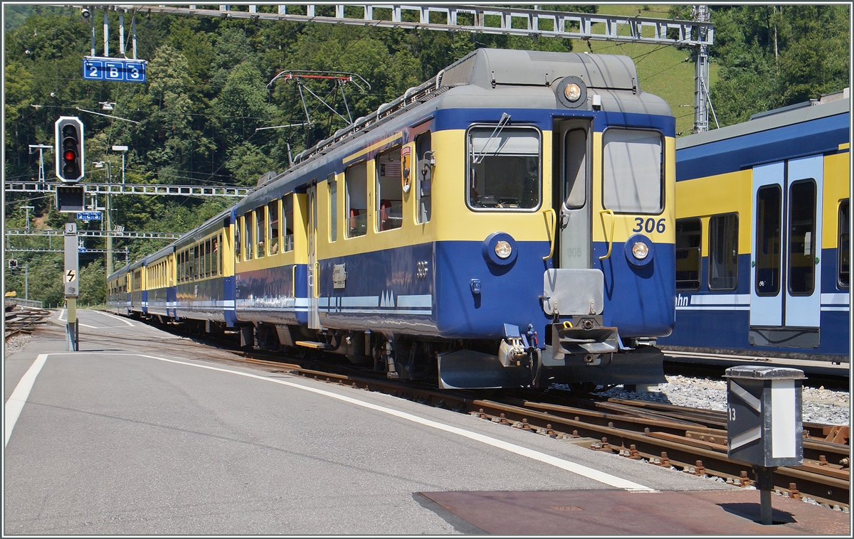 Der BOB ABeh 4/4 306 verlsst Zweiltschinen Richtung Grindelwald. 
7. Aug 2015