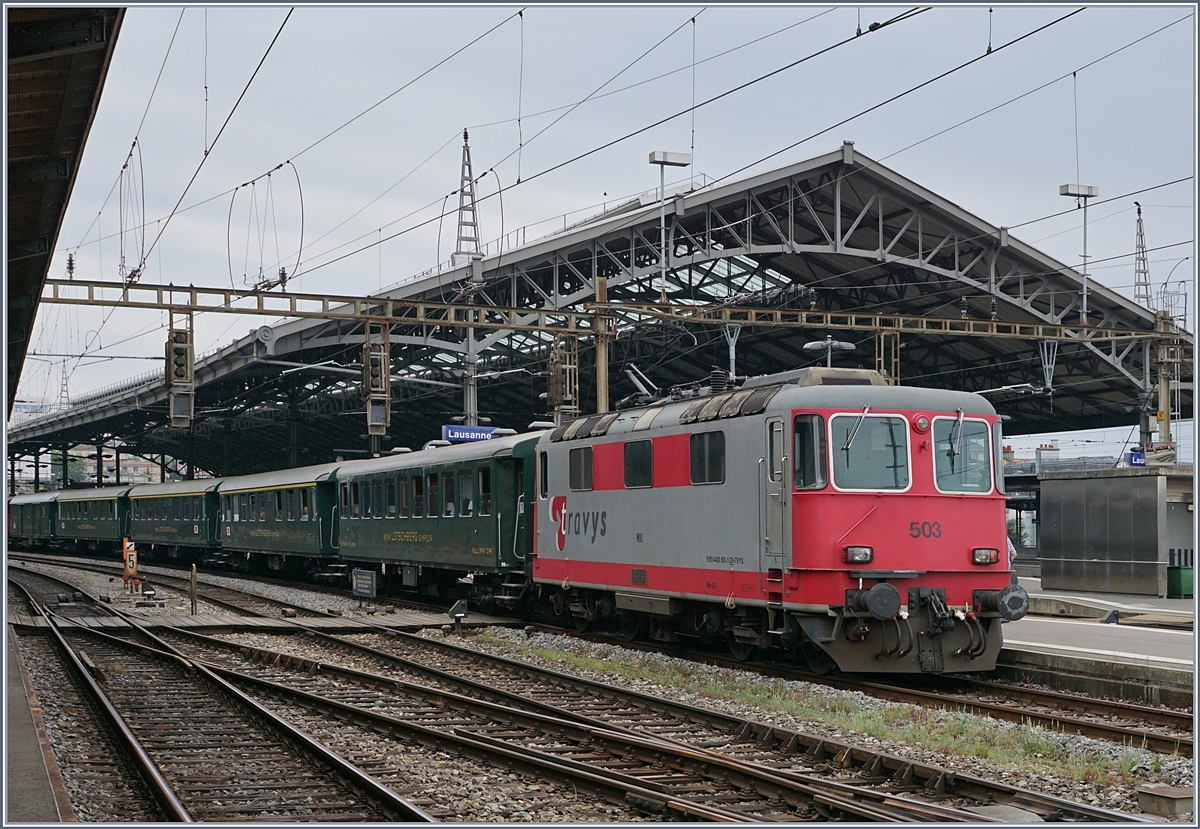 Der Bonus bei den meisten Dampfzugfahrten: die Nachschiebende (Sicherheits)-Lok, hier die TRAVYS Re 4/4 II 503.
Lausanne, den 24. Juni 2017