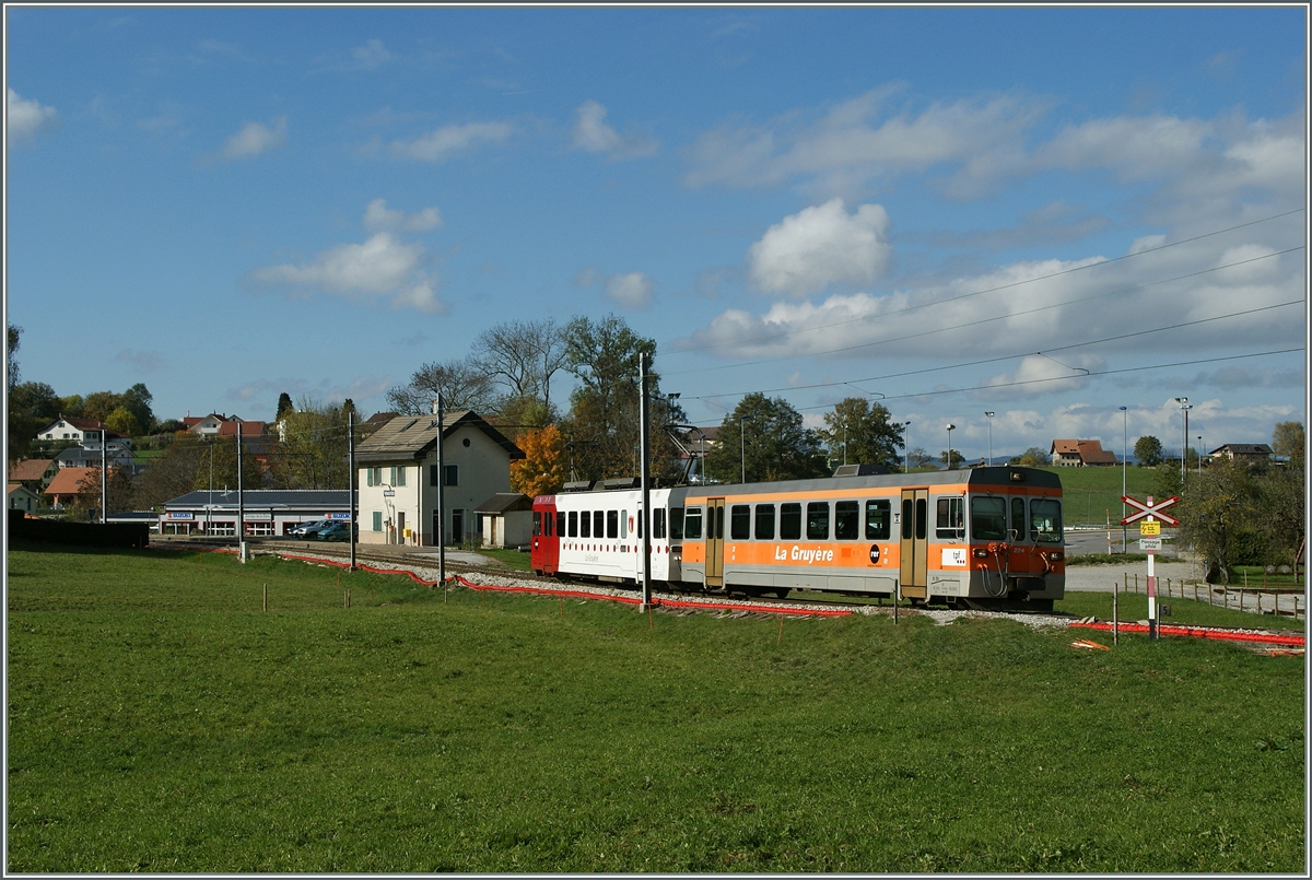 Der bunte TPF Regionalzug 14834 kurz nach der Abfahrt in Remaufens Richtung Bulle. 
30. Okt. 2013