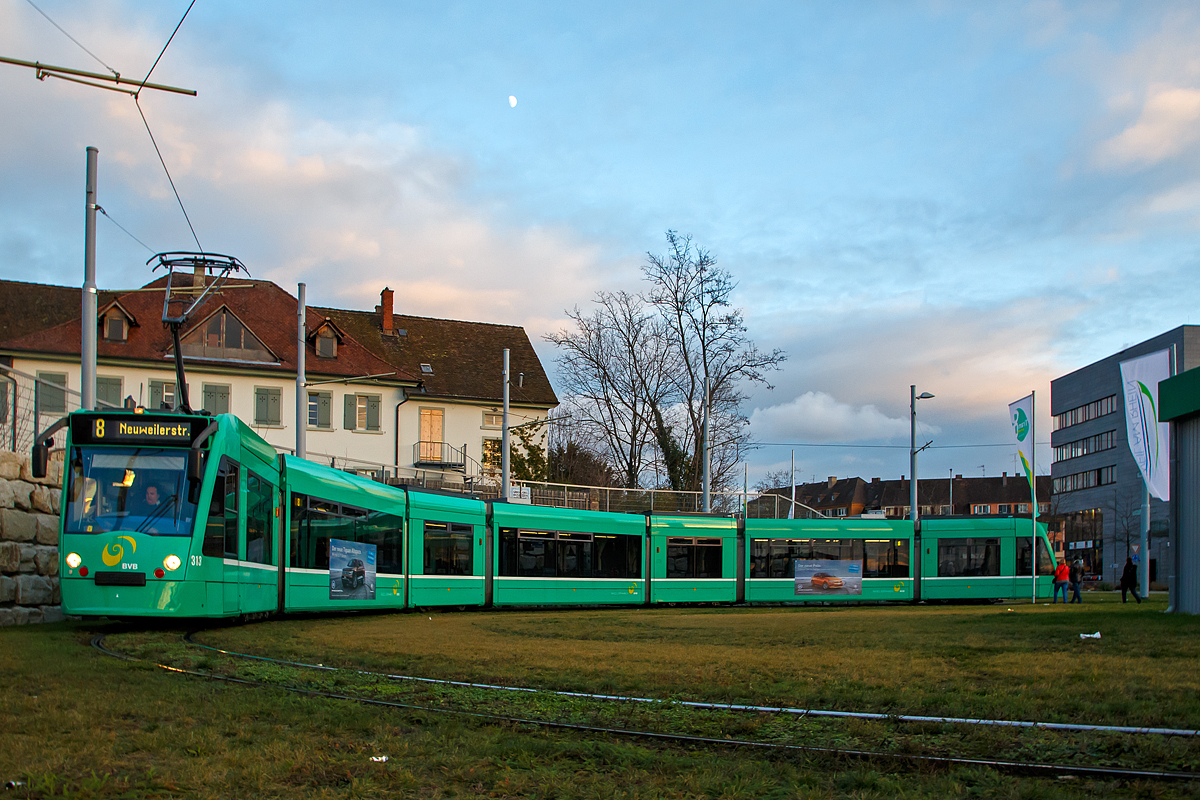 
Der BVB Be 6/8 313, ein siebenteiliger Siemens Combino der Basler Verkehrs-Betriebe als Linie 8, windet sich am 28.12.2017 in Weil am Rhein durch die Wendeschleife. 