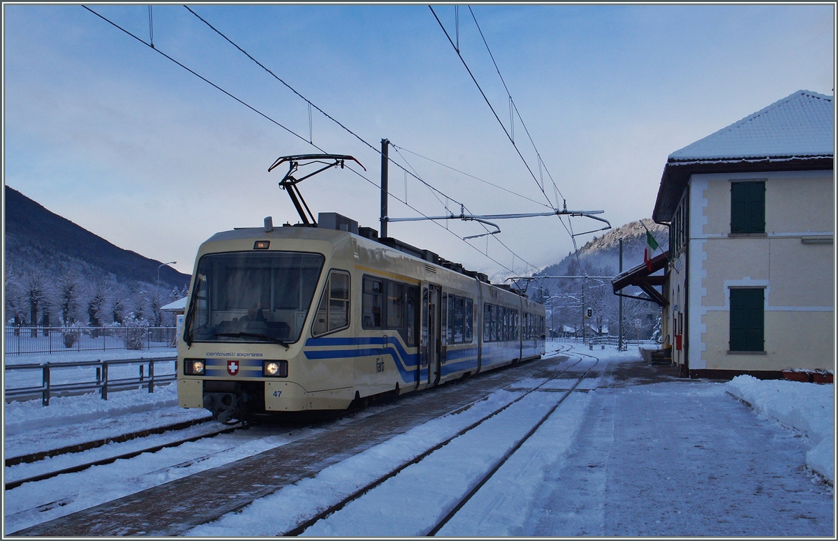 Der Centovalli Expess D 43 CEX beim kurzen Halt in Druogno. 
8. Jan. 2016