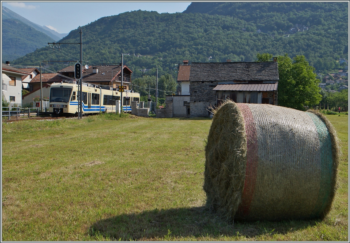 Der Centovalli Express von Domodossola nach Locarno erreicht Masera. 
10. Juni 2014