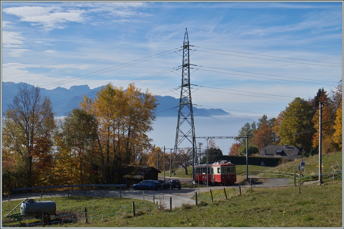 Der CEV BDeh 2/4 73 als Regionalzug 1380 beim kurzen Halt in Fayaux
27. Okt. 2015