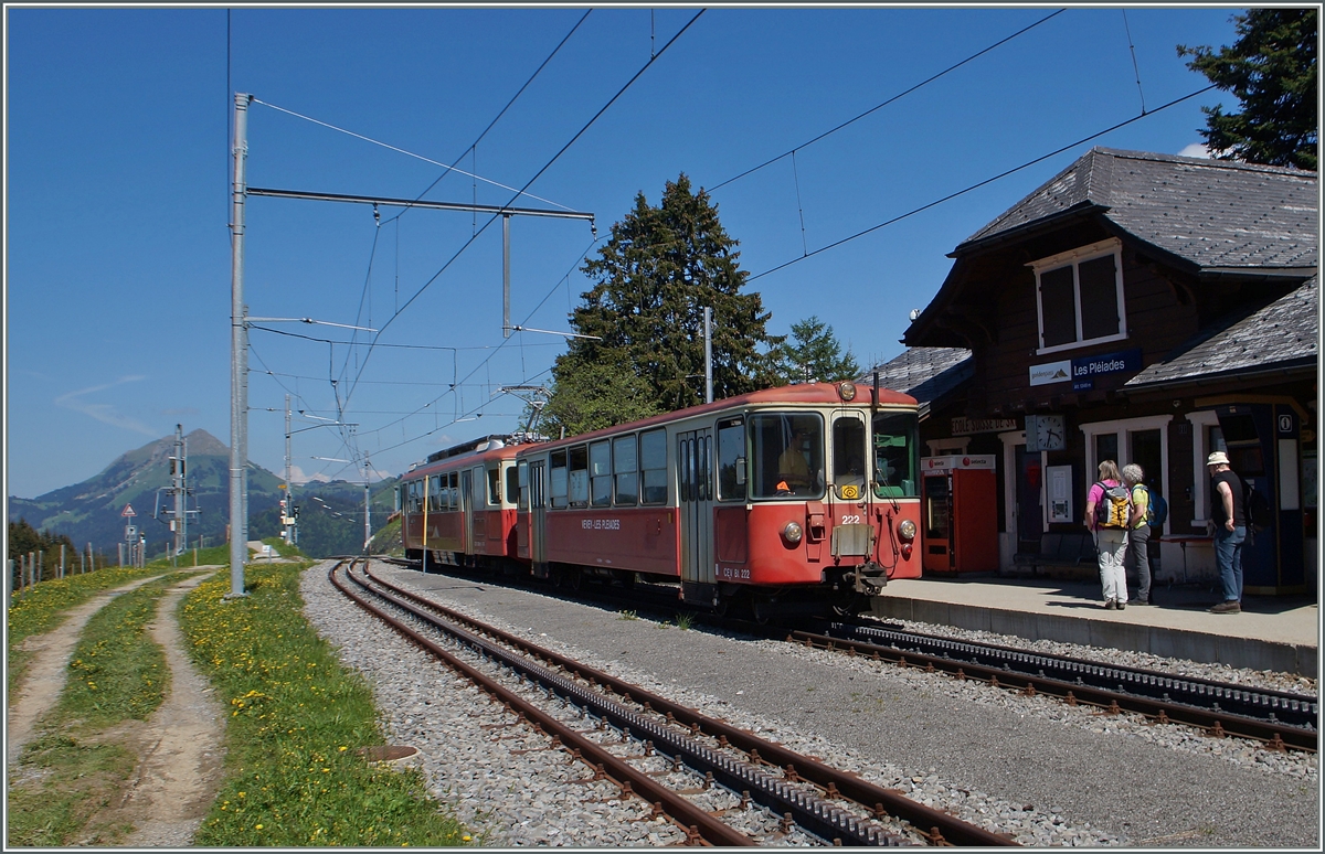 Der CEV BDeh 2/4 74 mit Bt 222 erreichen ihr Ziel Les Pleiades.
18. Mai 2015