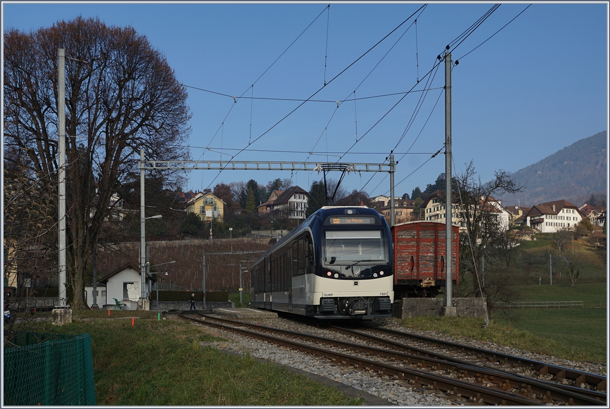 Der CEV MVR ABeh 2/6 7501, damals nach ganz neu erreicht auf seiner Fahrt nach Les Pléiades den Bahnhov von St-Légier Gare. 
In der Zwischenzeit ist der Bahnhof von St-Légier Gare umgebaut worden.

15. Dez. 2016