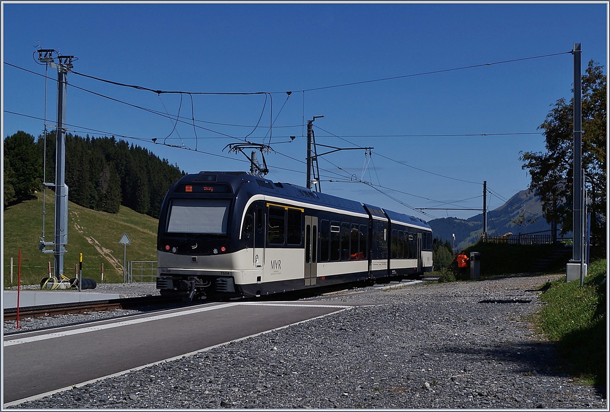 Der CEV MVR GTW ABeh 2/6 7504  VEVEY  verlsst Les Pleiadaes Richtung Vevey. Im Hintergrund sieht man das  Stellwerk  fr die einzige Weiche des Bahnhofs, welche bis vor kurzem eine Handweiche war.
27. August 2018