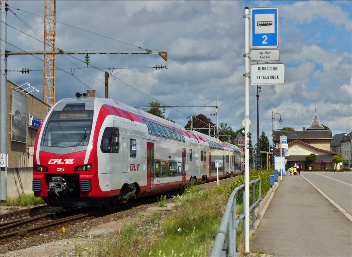 Der CFL KISS Z 2312 verlässt den Bahnhof von Diekirch in Richtung Ettelbrück.  03.08.2017 (Hans)