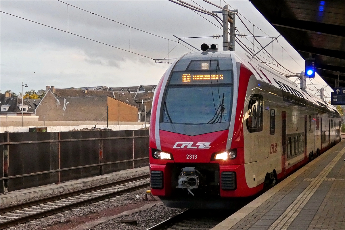 Der CFL KISS Z 2313 fhrt auf Gleis 10 in den Bahnhof von Luxemburg ein, von den alten CFL Werksttten daneben ist nur noch etwas Schutt zu sehen. Dieser Zug bedient heute die Linie 10 nach Troisvierges. Seit kurzem sind diese Triebzge auch fters auf dieser Strecke anzutreffen. (Hans) 02.10.2017  