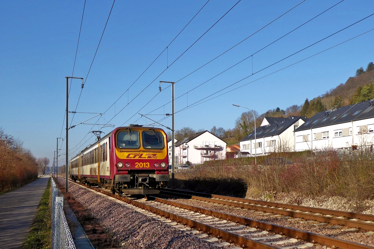 Der CFL Triebzug Z 2013 braust am 21.01.2019 durch das Alzettetal in der Nähe von Rollingen/Mersch. (Jeanny)