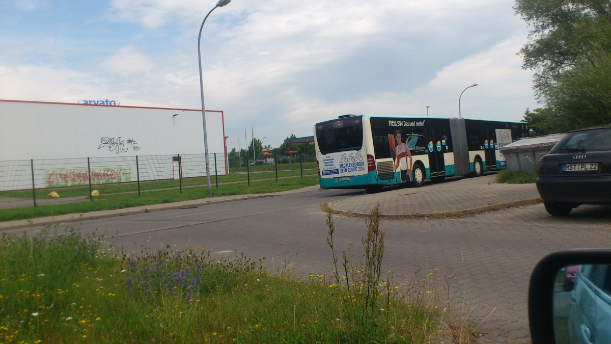 der Citaro 2 NB SW 585...die linie 9 zum Endhaltepunkt Datzeberg mit der Werbung für die Mecklenburger Seenrunde 2014 die im Mai statt fand und auf großes Intresse gestoßen ist und deswegen nächstes jahr wiederholt werden soll
.....und mit den Kanuten Eric Rehbeck der schon für Erfolge für den SCN eingefahren hat