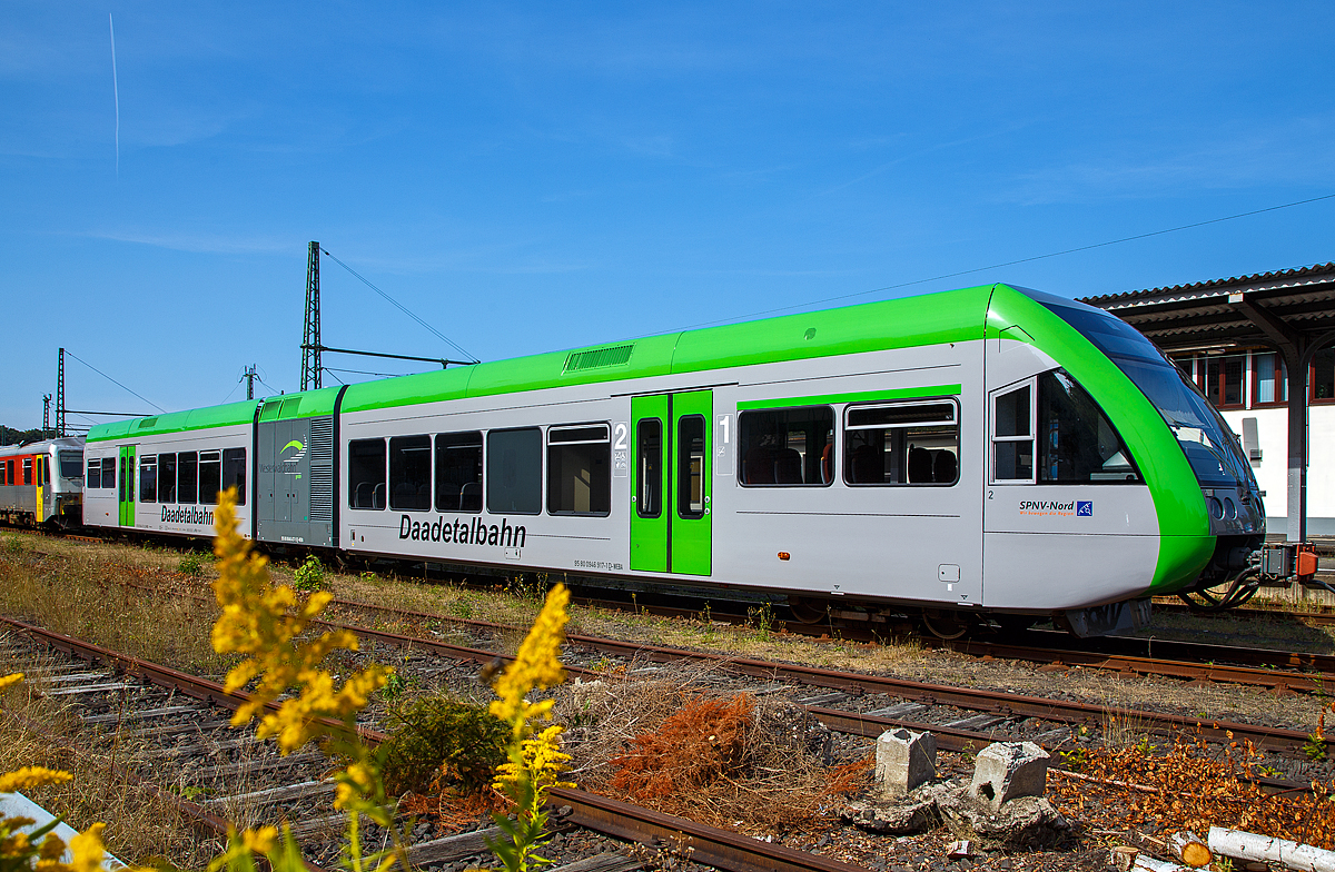 Der  Daadetalbahn  Stadler GTW 2/6 (95 80 0946 417-2 D-WEBA / 95 80 0646 417-5 D-WEBA / 95 80 0946 917-1 D-WEBA) der Westerwaldbahn GmbH (WEBA), ex VT 117 der Hellertalbahn, ist am 03.09.2016 im Bahnhof Betzdorf/Sieg abgestellt.

Dieser Triebwagen wurde 1999 bei DWA, Bautzen (Deutsche Waggonbau AG, heute Bombardier Transportation) unter der Fabriknummer 525/002 gebaut. Der elektrische Teil und die Fahrwerke sind von Adtranz (Schweiz). Nach der Auflösung der Hellertalbahn GmbH ging er (wie der VT 118) an die Westerwaldbahn GmbH.

Dieser GTW 2/6 mit dieselelektrischem Antrieb besteht aus: Dem mittigem Antriebsmodul (95 80 0646 417-5 D-HEB), auch Antriebscontainer genannt, dessen beiden Achsen angetrieben sind und das Fahrzeug bewegen. Die zwei leicht und niederflurig gebaute Endmodule (95 80 0946 417-1 D-HEB und 95 80 0946 917-2 D-HEB mit je einem Drehgestell stützen sich auf das Antriebsmodul, somit ergibt sich die Achsfolge 2'Bo'2. Es ergibt sich auch eine sehr gute Raumausnutzung der Endmodule, nur ist das Fahrzeug durch das Antriebsmodul in zwei Hälften geteilt und der Gang durch den Antriebscontainer nicht barrierefrei passierbar.

Die Antriebausrüstung besteht aus einem MTU 12V 183 TD 13 V 12 – Zylinder - Dieselmotor der seine 550 kW Leistung auf einen Dreiphasen-Generator überträgt der zwei Asynchronmotoren (Adtranz, 6 RIA 4548) antreibt. Die max. Leistung an den Rädern beträgt 420 kW, die Höchstgeschwindigkeit 120 km/h. Der kompl. Triebwagen hat eine Länge über Kupplung (Scharfenbergkupplung) von 38.660 mm und ein Eigengewicht von 52 t.

Weitere TECHNISCHE DATEN:
Spurweite: 1.435
Achsfolge: 2'Bo'2.
Länge über Scharfenbergkupplung: 38.660 mm
Breite: 3.000 mm
Höhe: 3.850 mm
Eigengewicht: 52 t
Drehgestellabstände: je 2.000 mm
Antriebsmotor: MTU 12V 183 TD 13
Treibraddurchmesser (neu): 860 mm
Laufraddurchmesser (neu): 680 mm
Höchstgeschwindigkeit: 120 km/h.
Max. Beschleunigung: 0,88 m/s²
Anfahrzugkraft: 62 kN
Sitzplätze: 120