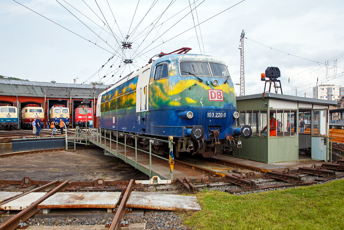 
Der DB-Touristikzug  Paradiesvogel , die 103 220-0 (91 80 6103 220-0 D-DB) am 26.08.2017 auf der Drehscheibe im Südwestfälischen Eisenbahnmuseums in Siegen, hier Lokschuppenfest.

Die Lok wurde 1973 bei Krauss-Maffei in München unter der Fabriknummer 19633 gebaut, der elektrische Teil ist von Siemens. Im Jahr 1995 wurde sie für den DB-Touristikzug bunt-gescheckt in saphirblau, laubgrün, verkehrsgelb, himmelblau und reinweiß lackiert, wodurch die Elemente Wasser, Land und Luft versinnbildlicht wurden. Die z-Stellung erfolgte bereit 2002, aber erst im Dezember 2012 wurde sie ausgemustert, seit 2013 ist sie im Bestand vom DB Museum.

Paradiesvogel hat Federn gelassen, sprich das Farbkleid ist sehr in die Jahre gekommen. Hier in Siegen soll die Lok ein neues Farbkleid bekommen, ob es das alte wird kann ich nicht sagen.


Die Lok ist – abgesehen von einer Hauptuntersuchung und abgefahrenen Radsätzen – betriebsfähig.