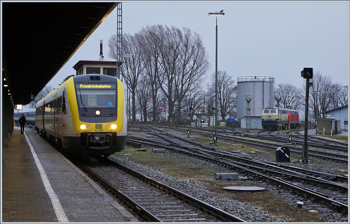 Der DB VT 612 009 wartet in Lindau auf die Abfahrt nach Friedrichshafen. 
Im Hintergrund stehen die 218 460-4 und 419-0. 


15. März 2019