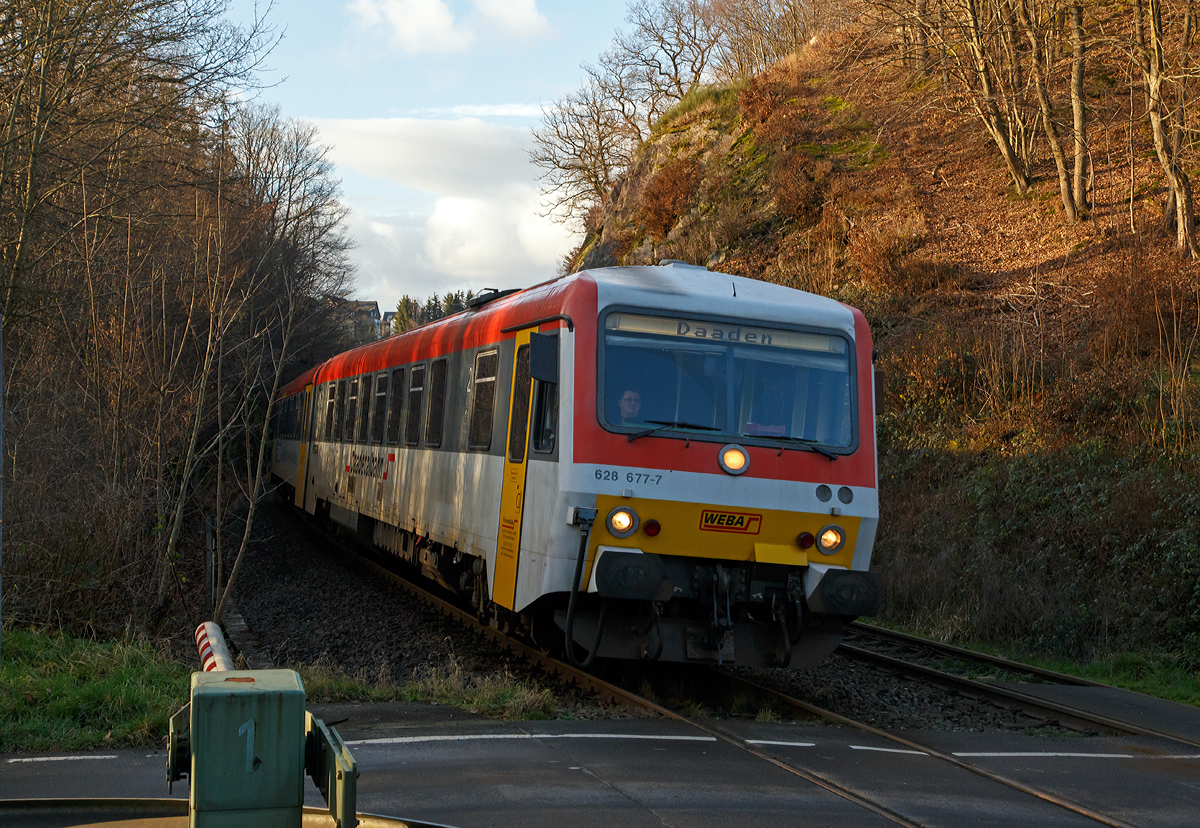 
Der Dieseltriebzug 628 677-7 / 928 677-4 der Westerwaldbahn (WEBA) fährt am 23.12.2015 von Betzdorf/Sieg als RB 97  Daadetalbahn   in Richtung Daaden. Hier beim Bahnübergang in Alsdorf bei Km 84,1 der Hellertalbahn (KBS 462).