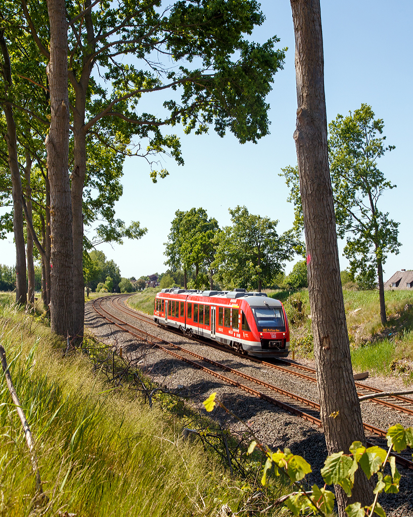 
Der Dieseltriebzug 648 957 / 648 457 (95 80 0648 957-8 D-DB / 95 80 0648 457-9 D-DB) ein Alstom Coradia LINT 41 der DB Regio, als RB 85 (Lübeck - Sierksdorf - Oldenburg in Holstein - Puttgarden), fährt am 12.06.2015 von Großenbrode weiter in Richtung Fehmarnsundbrücke.