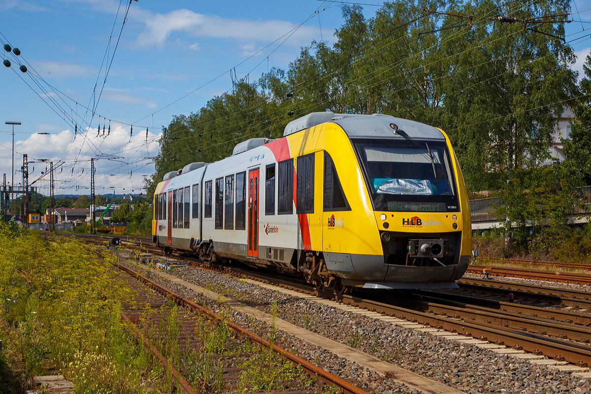 
Der Dieseltriebzug VT 251 (95 80 0648 151-8 D-HEB / 95 80 0648 651-7 D-HEB) ein Alstom Coradia LINT 41 der HLB (Hessische Landesbahn), ex Vectus VT 251, fährt am 24.07.2020 als RB 93 Rothaarbahn (Bad Berleburg - Kreuztal - Siegen Hbf - Betzdorf), von Kreuztal weiter in Richtung Siegen. 