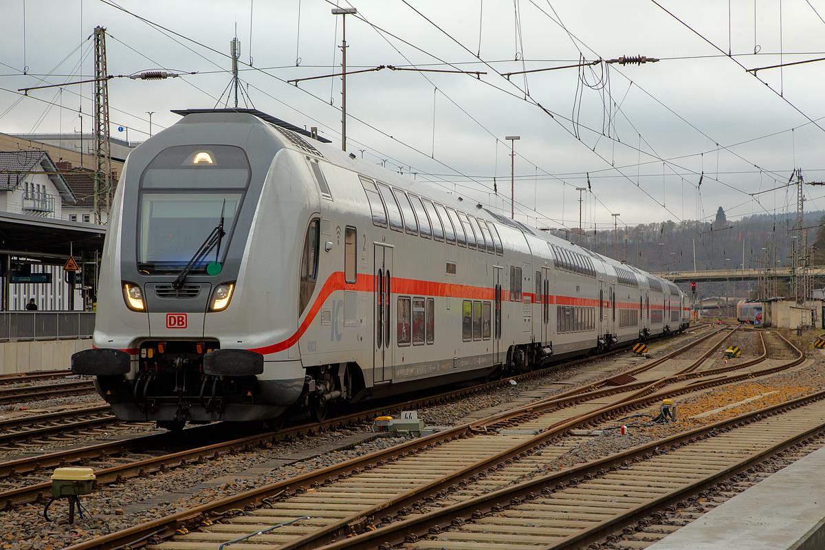 Der Doppelstock (Bombardier Twindexx Vario) IC 2, Zug 4903, parkt am 19.12.2021im Hauptbahnhof Siegen. Noch ist wegen der Flutkatastrophe die Ruhr-Sieg-Strecke unterbrochen, so war noch Siegen Endstation für die IC´s. Ab heute den 20.12.2021 fahren die IC´s nun endlich durchgängig, die Ruhr-Sieg-Strecke ist wieder komplett offen.

Der Zug IC 4903  besteht aus:
• 2. Klasse IC2- Doppelstock-Steuerwagen zum IC 4903 (Bombardier TWINDEXX Vario) 50 80 86-81 903-6 D-DB, der Gattung DBpdzfa 668.4, als Wagen 1 zum IC 4903
• 2. Klasse IC2-Doppelstock- Reisezugwagen (TWINDEXX Vario, Mittelwagen), D-DB 50 80 26-81 635-7, der Gattung DBpza 682.4, als Wagen 2 zum IC 4903
• 2. Klasse IC2-Doppelstock- Reisezugwagen (TWINDEXX Vario, Mittelwagen), D-DB 50 80 26-81 636-5, der Gattung DBpza 682.4, als Wagen 3 zum IC 4903
• 2. Klasse IC2-Doppelstock- Reisezugwagen (TWINDEXX Vario, Mittelwagen), D-DB 50 80 26-81 642-3, der Gattung DBpza 682.4, als Wagen 4 zum IC 4903
• 1.Klasse IC2-Doppelstock- Reisezugwagen (TWINDEXX Vario, Mittelwagen), D-DB 50 80 16-81 202-5, der Gattung DApza 687.4, als Wagen 5 zum IC 4903
• Der Bombardier TRAXX P160 AC3 - 147 576 (91 80 6147 576-3 D-DB) Lok zum IC 4903. 

Alle gehören zur DB Fernverkehr AG, die Wagen sind klimatisiert. Nach meiner Sichtung ist eine Zulassung der Lok und Wagen für die Schweiz vorgesehen, aber noch nicht erteilt, CH ist noch durchgestrichen. Die Zulassung durch die Schweiz wurde vom Hersteller nicht erlangt. Zugelassen sind Lok und Wagen für eine Höchstgeschwindigkeit von 160 km/h.

Die TRAXX P160 AC3 wurde 2020 von Bombardier in Kassel gebaut, der Wagenzug 4903 dieTWINDEXX Vario Mittelwagen und der Steuerwagen wurden von Bombardier in Görlitz (ex Waggonbau Görlitz) gebaut. Übrigen wurde Bombardier im Januar 2021vom französischen Konkurrenten Alstom übernommen.

Die Züge verfügen über 468 Sitzplätze, davon 70 in der ersten Wagenklasse, sowie sechs Klappsitze. Für die Fahrradmitnahme stehen insgesamt neun reservierungspflichtige Stellplätze zur Verfügung, davon sechs im Steuerwagen und jeweils einer in den übrigen drei Wagen der zweiten Klasse. Die Züge verfügen unter anderem über Kopfpolster, Fußstützen, LTE-fähige Mobilfunkverstärker und Steckdosen. Ab 2019 wurde mit der Integration eines WLAN-Systems in die IC2-Flotte begonnen.

Die Ein- und Ausstiege verfügen im Steuerwagen über 1.300 mm und in den Mittelwagen 1.800 mm lichte Weite. Der Einstieg in den Steuerwagen ist auf 55-Zentimeter-Bahnsteigen barrierefrei über eine Spaltüberbrückung möglich, für Höhen zwischen 38 und 76 Zentimeter ist eine Rampe vorgesehen. Ein barrierefreier und ebenerdiger Einstieg in den Steuerwagen ist also hier nur für den Unterstock möglich. Dort ist auch eine barrierefreie Toilette vorhanden. Der Oberstock ist nicht barrierefrei und nur durch zwei Treppen erreichbar, hier sind Sitzplätze sowie ein Kinderspielbereich vorhanden. Bei allen Mittelwagen (und damit auch dem einzigen Wagen der ersten Klasse) sind beim Einstieg immer Treppen zu überwinden (Hocheinsteig), vom Eingangsbereich aus sind alle Sitzplätze im Unter- und Oberstock nur über weitere Treppen zu erreichen.

Die Bauweise als Doppelstockwagen führt zu einigen Einschränkungen gegenüber den zuvor eingesetzten einstöckigen Fahrzeugen. So sind wegen der geringen Innenraumhöhe und des lichtraumbedingten Knicks im Wagenkasten nur kleine Gepäckablagen über den Sitzen möglich, auf denen größere Gepäckstücke nicht verstaut werden können. Auch die Luftkanäle der Klimaanlage müssen aus Platzgründen im Fußbereich des Innenraums an den Wänden entlanggeführt werden, wodurch der Fußraum bei den Plätzen am Fenster stark eingeschränkt ist.
