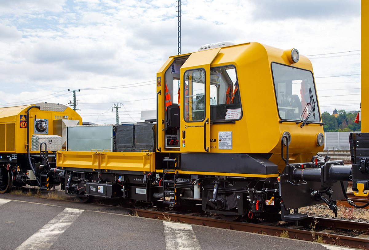 
Der Drehhobel D-HOB 2500 IV (D-HOB 4.0) der Schweerbau ist am 07.07.2019 beim ICE-Bahnhof Montabaur abgestellt.

Hier der Steuerwagen für den D-HOB 2500 IV (Schweres Nebenfahrzeug-Nr. D-SBAU 99 80 9580 003-8) einem ursprünglichen GAF 100 R (ex DB 97 17 50 131 18-9). Als GAF wurde es 1996 von der GBM Gleisbaumechanik Brandenburg/H. GmbH unter Fabriknummer  52.1.104 gebaut.

Das Fahrzeug wird als Steuerwagen eingesetzt und besitzt keinen eigenen Antrieb mehr.

TECHNISCHE DATEN Steuerwagen (D-SBAU 99 80 9580 003-8):
Anzahl der Achsen: 2
Länge über Puffer: 9.080 mm
Achsabstand: 4.800 mm
Breite: 2.600 mm
Höhe: 3.910 mm
Gewicht: 16 t
Nutzlast: 4 t
Höchstgeschwindigkeit: 100 km/h
Zur Mitfahrt zugel. Personen: 6
Zugelassen für Streckenklasse A oder höher.
Darf nur zusammengekuppelt mit dem Technologieträger D-HOB 2500 und dem Spänetransportwagen STW 01 in Zügen eingestellt werden.