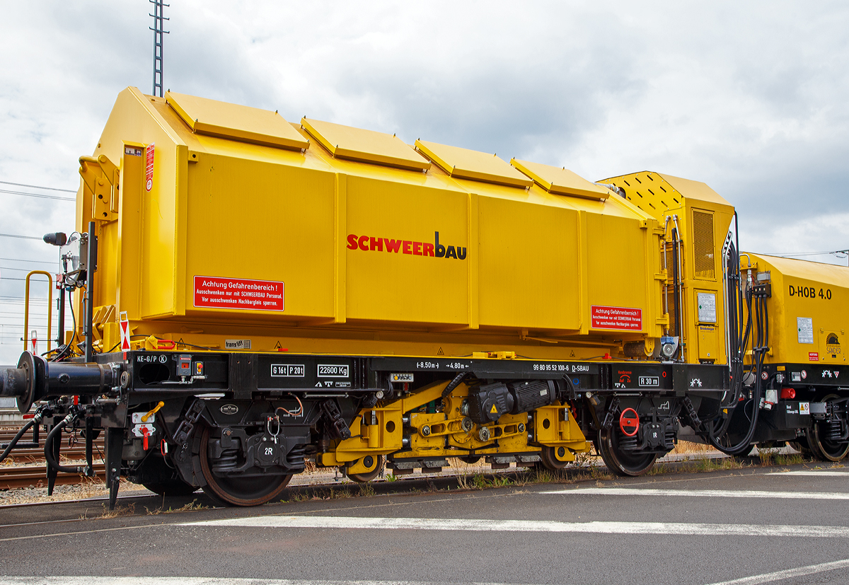 
Der Drehhobel D-HOB 2500 IV (D-HOB 4.0) der Schweerbau ist am 07.07.2019 beim ICE-Bahnhof Montabaur abgestellt.

Hier der Spänetransportwagen STW 01, mit Schleifeinheit (Rutschersteinschleifen), Schweres Nebenfahrzeug-Nr. D-SBAU 99 80 9 552 100-6.

Der der Spänetransportwagen STW 01ist ein 2-achsiger Wagen. Auf dem Wagen befindet sich ein 22m² Abrollcontainer als zur Aufnahme der anfallenden Späne. 

TECHNISCHE DATEN (Spänetransportwagen STW 01):
Spurweite: 1.435 mm
Anzahl der Achsen: 2
Länge über Puffer: 8.500 mm
Drehzapfenabstand: 4.800 mm
Laufraddurchmesser: 920 mm (neu) / 860 mm (abgenutzt)
Breite: 2.600 mm
Höhe: 3.640 mm
Gewicht: 22.600 kg
Nutzlast: 7,0 t
Höchstgeschwindigkeit: 100 km/h (geschoben 80 km/h)
Kleister befahrbarer Gleisbogen: R 30 m
Bremse: KE-GP
Zugelassen für Streckenklasse A oder höher.