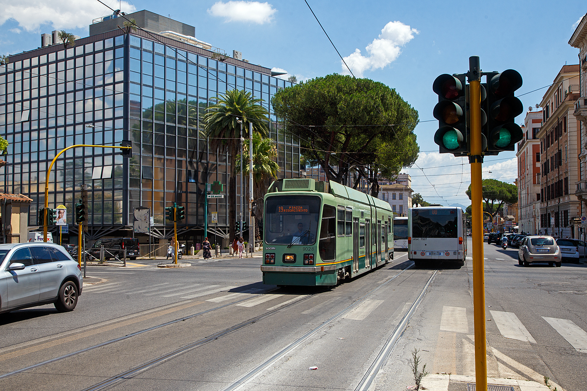 Der dreigliedrige Straßenbahn-Gelenkwagen 9028 vom Typ Socimi (elektr. AEG – Baujahr 1990 - 92) der ATAC (Azienda per i Trasporti Autoferrotranviari del Comune di Roma) am 13.07.2022 als Linie 19 bei der Station Viale Regina Margherita (Morgagni).

Die Straßenbahn Rom (Roma) ist das Straßenbahnsystem der italienischen Hauptstadt. Die Straßenbahn Roms fährt auf einer Spurweite von 1.445 mm, dem in Italien üblichen Maß. Das Netz ist mit 600 Volt Gleichspannung elektrifiziert und umfasst sechs Linien. Es galt einst als das größte Straßenbahnnetz Italiens. Nach zahlreichen Stilllegungen und nur bescheidenen Erweiterungen in den letzten Jahren kommt der Straßenbahn heute nur teilweise eine tragende Rolle im öffentlichen Verkehr Roms zu. Von Touristen wird sie auch wenig genutzt, da sie nicht die Sehenswürdigkeiten anfährt. Wir sind sie aber doch gefahren um mehr von Rom zu sehen.
