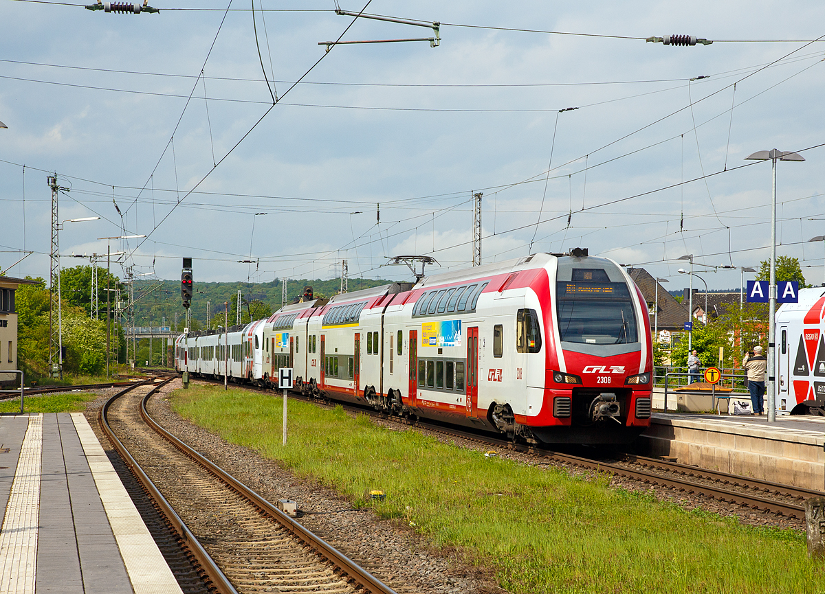 
Der dreiteilige CFL KISS 2308 als RE 11  DeLux-Express  gekuppelt mit dem fnfteiligen SWEX Stadler FLIRT 3 - 429 116 / 429 616 als RE 1  Sdwest-Express  nach Koblenz erreichen am 29.04.2018 den Hbf Wittlich.