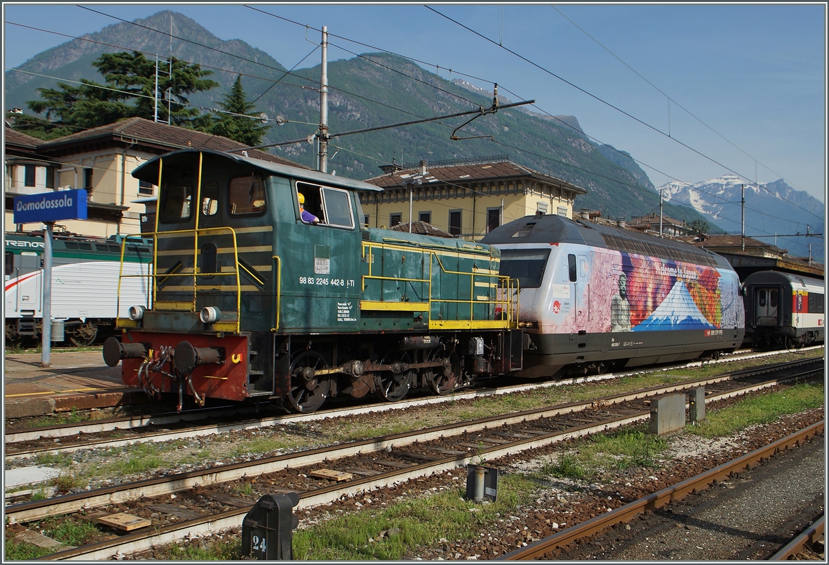 Der EC 329 mit der SBB Re 460 036-7 ist in Domodossola eingetroffen und die FS D 245 übernimmt die SBB Re 460 036-7.
13. Mai 2015