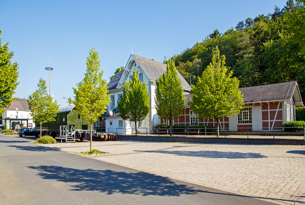 
Der ehemalige Bahnhof  Deuz (heute Netphen-Deuz) der Kleinbahn Weidenau–Deuz GmbH, am 19.06.2019. 
Die GmbH wurde am 4. Juni 1904 gegründet. Das Kapital brachten zu gleichen Teilen das Königreich Preußen, die Provinz Westfalen und der Kreis Siegen auf. Ziel war es, das Amt Netphen im oberen Siegtal mit einer Bahn (Johannlandbahn) zu erschließen.

Der Personen- und Güterverkehr auf dem 11,3 Kilometer langen Teilstück von Weidenau nach Deuz wurde am 1. Dezember 1906 aufgenommen. Die Fortsetzung bis Irmgarteichen-Werthenbach (4,8 km) folgte für Personenzüge am 1. Dezember 1916 und für Güterzüge am 21. Mai 1917.

Über mehrere Jahrzehnte entwickelten sich die Verkehrsleistungen positiv. Auch nach der Einstellung des Personenverkehrs am 25. Mai 1968 nahm der Güterverkehr noch zu.

Am 1. Januar 1970 wurde die Kleinbahngesellschaft Weidenau–Deuz GmbH aufgelöst und ihr Vermögen auf die Siegener Kreisbahn, jetzt: Kreisbahn Siegen-Wittgenstein übertragen, die mehr als 90 Prozent der Gesellschaftsanteile in Besitz hatte und schon seit dem 1. April 1955 Betriebsführerin war.

Erst in den Jahren ab 1990 begann der Rückgang, im Jahr 2004 führ der letzte Güterzug.

Der reguläre Betrieb der Strecke beschränkt sich heute auf den Bereich Weidenau Vorbahnhof bis Dreis-Tiefenbach, dort werden mehrere Industriebetriebe bedient. Mittlerweile endet das Gleis bei KM 2,9 im Werk Bombardier. Dieses stellt Drehgestelle für Eisenbahnen her, früher ganze Güterwaggons.

In Deuz wird noch seit 29. Mai 2004 im Walzenwerk Irle ein Inselbetrieb durchgeführt, dabei sind Werk 1 und 2 noch miteinander verbunden. Für den Werkverkehr ist die von OnRail aufgearbeitet und von der Fa. Irle gekaufte V 60 1175  (zuletzt DB 365 175-9) sowie acht Güterwagen vorhanden. In der Gießerei im Werk II (Gleislänge 320 Meter) werden die Walzenrohlinge abgeholt und zur Bearbeitung nach Werk I (Gleislänge 500 Meter) gebracht. Nach der Bearbeitung werden die Späne wieder zur Gießerei gefahren und die Fertigwaren kommen zum Versandgleis, ebenfalls in Werk II.
