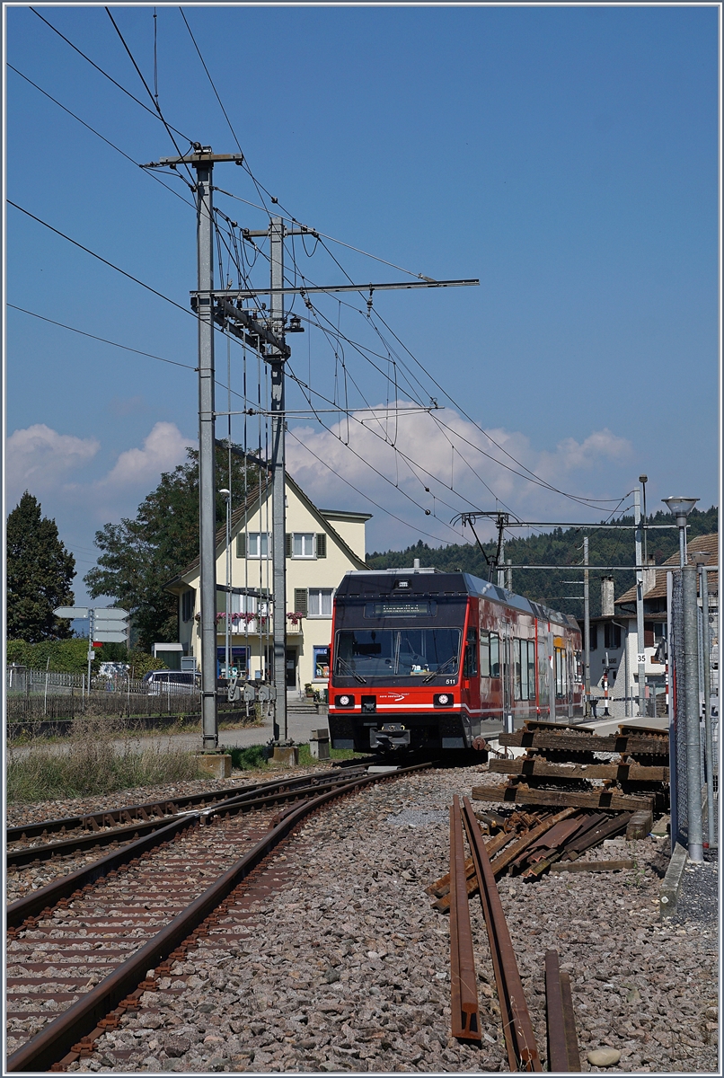 Der ehemalige CEV MVR GTW Be 2/6 7001 ist jetzt als Be 2/6 511 bei der asm in Einsatz und wurde vor kurzem vom Seeland in den Oberaargau transportiert um auf der Stecke Langenthal - St. Urban einen defekten Be 4/8 zu ersetzen. Im Bild erreicht der Be 2/6 von St-Urban Ziegelei kommend den Halt St. Urban.

12. September 2020