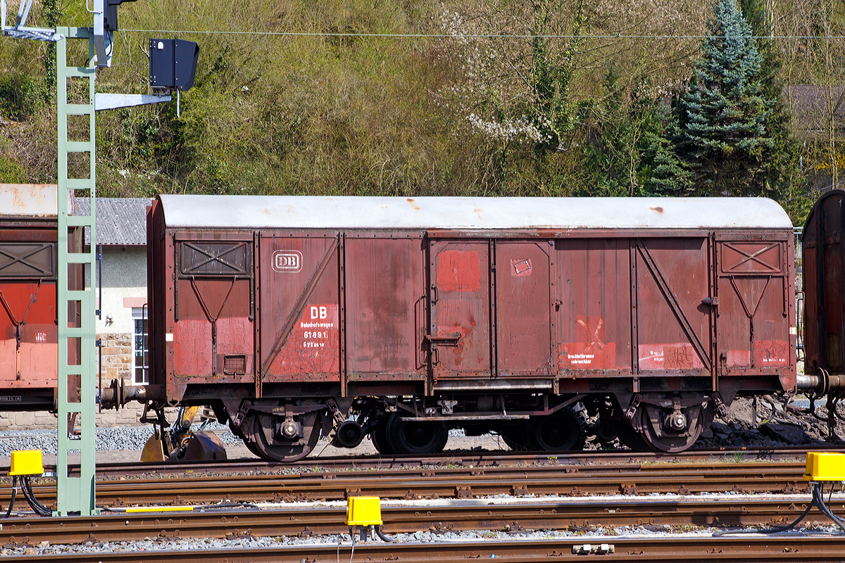 Der ehemalige DB Bahnhofswagen 61 891 GV Kassel bzw. ex DB Gl Gterwagen, am 12.04.2015 in Linz am Rhein abgestellt. 
Der Wagen gehrt heute der EVG - Eifelbahn Verkehrsgesellschaft mbH in Linz.