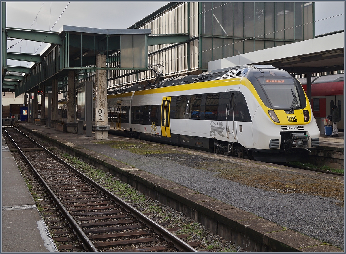 Der in einladenden Baden-Würtemberg Landesfarben lackierte ET 442 mit dem Triebkopf 3442-703 wartet in Stuttgart auf die Abfahrt nach Schwäbisch Hall Hessenthal. 
2. Jan. 2018