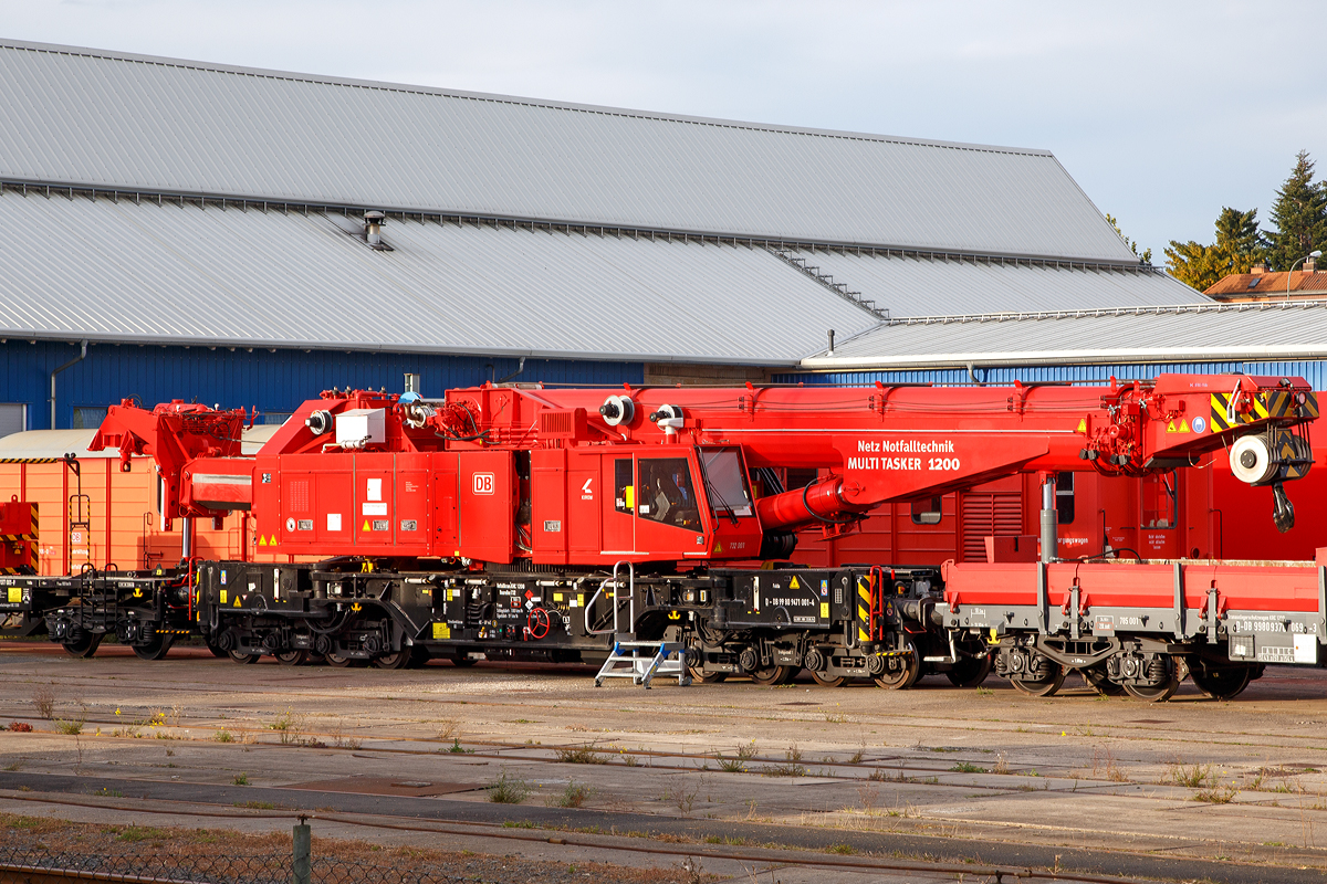 Der Eisenbahnkran 732 001  Zeus  (Schweres Nebenfahrzeug Nr. D-DB 99 80 9 471 001-4) der DB Netz AG, Maschinenpool, Standort Fulda, hier am 05.10.2015 in Fulda.

Der Notfallkran ein KRC 1200 (Kirow MULTI TASKER KRC 1200) und wird von der DB als Baureihe 732 gefhrt. Er wurde 2014 von Kirow in Leipzig unter der Fabriknummer MT2012170361 gebaut und ist fr die Stationierung in Fulda vorgesehen. Die DB Netz AG hat fnf Notfallkrane (drei dieser KRC 1200 und zwei kleinere KRC 910) bis 2016 bestellt. Zu diesen Kranen gehren immer ein Gegenlastwagen, ein Schutzwagen, sowie ein Materialwagen.

TECHNISCHE DATEN von dem Kran:
Spurweite: 1.435 mm
Achsfolge: 1'A'1A'A1'A1'
Eigengewicht (in Transportstellung) : 110,0 t
Lnge ber Puffer: 15.000 mm
Motorleistung: 254 kW bei 2.200 U/min
max. Geschwindigkeit im Zugverband: 100 km/h
max. Geschwindigkeit im Eigenantrieb: 19 km/h
Achsanzahl: 8 (in 4 Drehgestelle bzw. 2 Doppeldrehgestelle)
Drehzapfenabstand: 10.000 mm
Drehzapfenabstand im Drehgestell 1 und 2: 2.300 mm
Achsabstand in den Einzeldrehgestellen: 1.100mm
Ergebene Achsabstnde in m: 1,1 / 1,2 / 1,1/ 6,6 / 1,1 / 1,2 / 1,1
Radsatzlast Transport Kran: max. 13,8 t
Hhe in Transportstellung: 4.300 mm
Breite in Transportstellung: 3.100 mm
max. Ausladung vor Puffer: 21.000 mm
max. Traglast bei max. Ausladung: 40 t
Grte mgliche Traglast: 150 t (abgesttzt) / 120t (freistehend)
max. Hakenhhe: 24.000 mm
hintere Ausladung (Gegenwicht): 7,9 m–13,5 m
Zul. Anhngelast: 200 t
Kleinster befahrbarer Radius: 90 m (120 m im Schleppbetrieb)