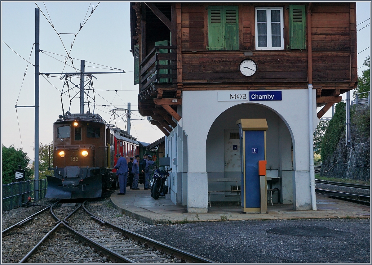 Der erste Zug des Mega Bernina Festivals: die Ge 4/4 182 und der ABe 35 machen sich auf die Fahrt nach Montreux. 
Chamby, den 8. Sept. 2018