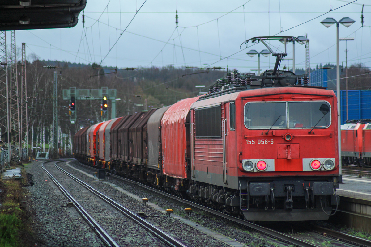 Der erwähnte Nachschuss der 155 056-5, welche einst noch in Seddin beheimatet war, schiebt hier den Coilzug in Richtung Kreuztal Gbf nach.

(Ja, das Bild ist gerade :D )