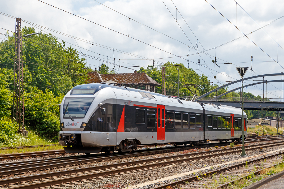 
Der ET 22 2101 (94 80 0426 100-4 D-ABRN / 94 80 0826 100-0 D-ABRN), ex ET 22 001, ein 2-teiliger Stadler Flirt der Abellio Rail NRW fährt am 18.06.2015, als RB 91  Ruhr-Sieg-Bahn  (Siegen - Hagen), durch Kreuztal. 

Einen lieben Gruß an den freundlichen Tf zurück.