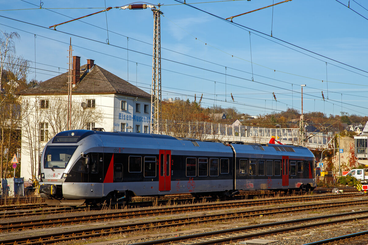 Der ET 22 2103  Essen  (94 80 0426 102-0 D-ABR / 94 80 0826 102-6 D-ABR), ex ET 22 002, ein 2-teiliger Stadler FLIRT der Abellio Rail NRW abgestellt am 12.11.2021 im Hauptbahnhof Siegen.

Der 2-teilige FLIRT wurde 2007 von der Stadler Pankow GmbH in Berlin unter der 37636 gebaut und 2014 wurde er modernisiert. Eigentümer ist die CBRail Leasing s.à.r.l. aus Luxembourg, von ihr hat die Abellio Rail NRW GmbH die Fahrzeuge gemietet bzw. geleast. Die kurze 2-teilige-Flirtvariante (BR 426.1) ist nur bei der Abellio Rail NRW im Einsatz, es gibt mittlerweile noch 2-teilige FLIRT u.a. in Polen bei der Łódzka Kolej Aglomeracyjna (LKA) diese sind aber FLIRT 3 und zudem haben die fast 4 m längeren Fahrzeuge ganz andere Technische Daten.

Technik:
Die Wagenkästen sind aus Aluminium-Strangpressprofilen, die Trieb- und Laufdrehgestelle sind luftgefedert. Die beiden Wagenteile sind durch ein Jakobs-Drehgestell verbunden. Es ist möglich, den Zug von vorne bis hinten ohne eine Stufe zu durchqueren. Der Niederfluranteil beträgt ca. 90 %. Vielfachsteuerung bis zu 3 Fahrzeugen.

Technische Daten:
Achsanordnung: Bo’2’2
Länge über Kupplung: 42.066 mm
Achsabstand im Drehgestell: 2.700 mm
Fahrzeugbreite: 2.880 mm
Fahrzeughöhe:  4.185 mm
Fußbodenhöhen: 760 mm (Niederflur am Einstieg) / 1.120 mm (Hochflur)
Triebraddurchmesser:  860 mm (neu) / 800 mm (abgenutzt)
Laufraddurchmesser: 750 mm (neu) / 690 mm (abgenutzt)
Dauerleistung am Rad: 1.000 kW
Max. Leistung am Rad: 1.300 kW
Anfahrzugkraft: 100 kN
Höchstgeschwindigkeit:160 km/h
Eigengewicht: 76 t
Anfahrbeschleunigung: 0,83 m/s²
Stromsystem:  15 kV, 16 2/3 Hz AC
Sitzplätze: 1. Klasse 16, 2. Klasse 68 plus 28 Klappsitze
Stehplätze: 107

Quelle: Stadler Rail