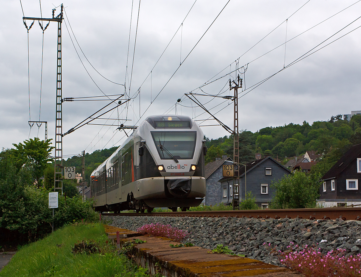 
Der ET 22003  Essen  ein 2-teiliger Stadler Flirt der Abellio Rail NRW am 30.05.2014 als RB 91  Ruhr-Sieg-Bahn   Hagen - Finnentrop - Kreuztal - Siegen, hier kurz vor dem  Bahnhof Siegen-Weidenau (frher Httental-Weidenau). 

Er fhrt auf der KBS 440  Ruhr-Sieg-Strecke   Hagen - Siegen, hier noch auf der DB-Streckennummer 2800, ab Siegen-Weidenau bis Siegen dann DB-Streckennummer 2880.

Hinweis: Die Aufnahme entstand von einem Parkplatz aus, direkt am Fue der Bschung/Bahndamm.