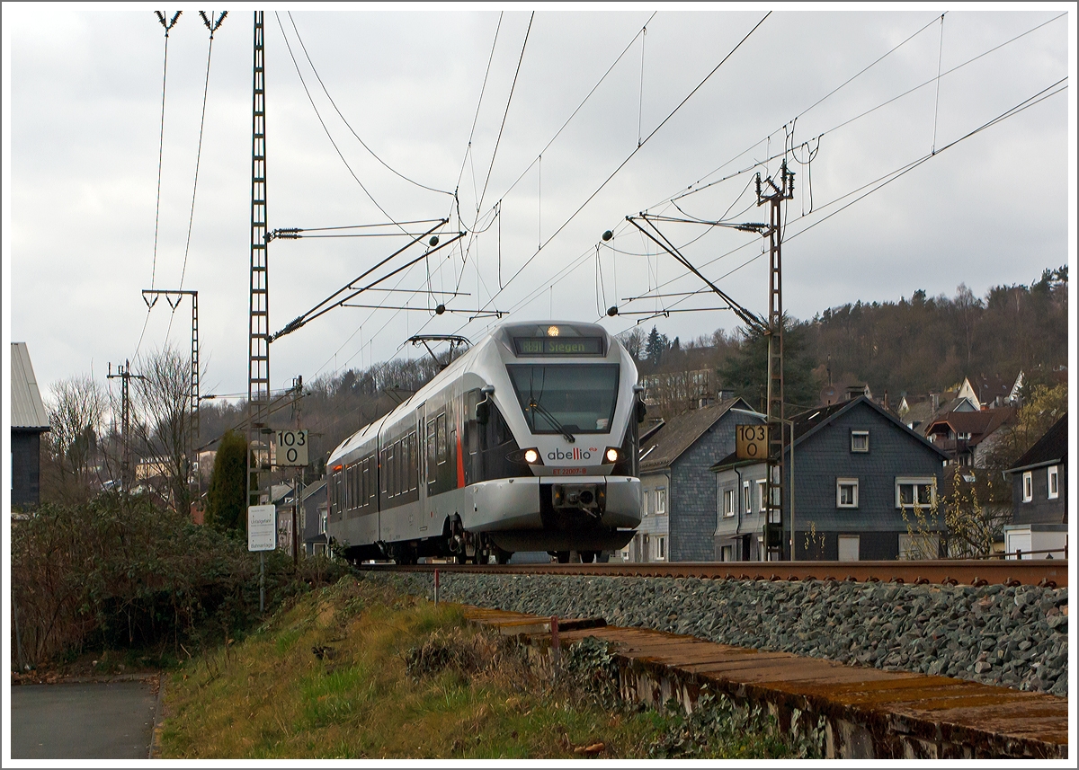 Der ET 22007   Iserlohn  (2-teiliger Stadler Flirt) der Abellio Rail NRW am 15.03.2014 als RB 91  Ruhr-Sieg-Bahn   Hagen - Finnentrop - Kreuztal - Siegen, hier kurz vor dem  Bahnhof Siegen-Weidenau (früher Hüttental-Weidenau).
 
Er fährt die KBS 440  Ruhr-Sieg-Strecke   Hagen - Siegen, hier noch auf der DB-Streckennummer 2800, ab Siegen-Weidenau bis Siegen dann DB-Streckennummer 2880.