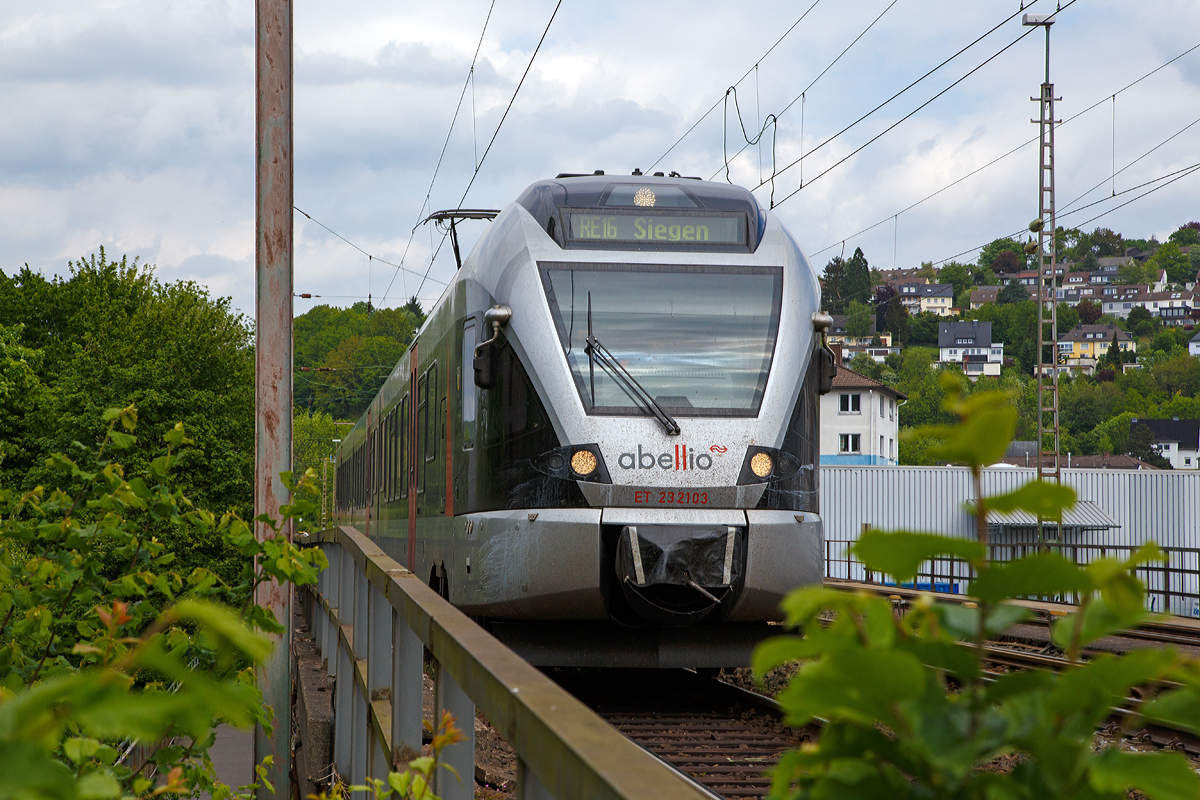 
Der ET 23 2103  Werdohl  (94 80 0427 102-9 D-ABRN / 94 80 0827 102-5 D-ABRN / 94 80 0427 602-8 D-ABRN), ex ET 23 003, ein 3-teiliger Stadler Flirt der Abellio Rail NRW am 17.05.2015 auf der Siegbrücke und erreicht nun bald den Hauptbahnhof Siegen. Er fährt als RE 16  Ruhr-Sieg-Express  die Verbindung Essen - Hagen - Siegen.

Der Triebzug wurde 2007 bei Stadler Pankow GmbH in Berlin unter der Fabriknummer 34663 gebaut. 